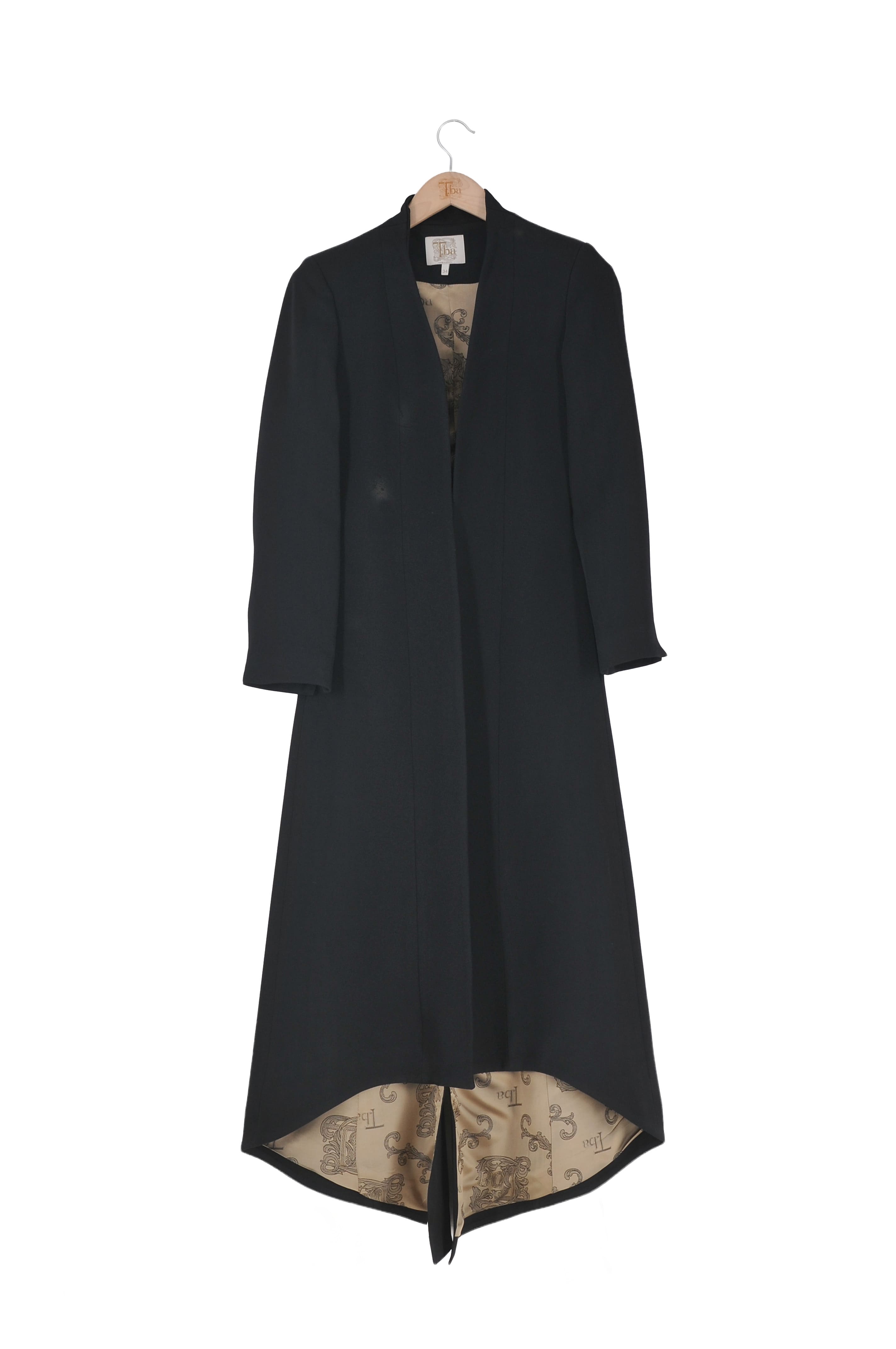 Abrigo largo Ginebra en tejido sharkskin viscosa negro con escote en V sin solapas y bajo asimétrico para mujer T.ba