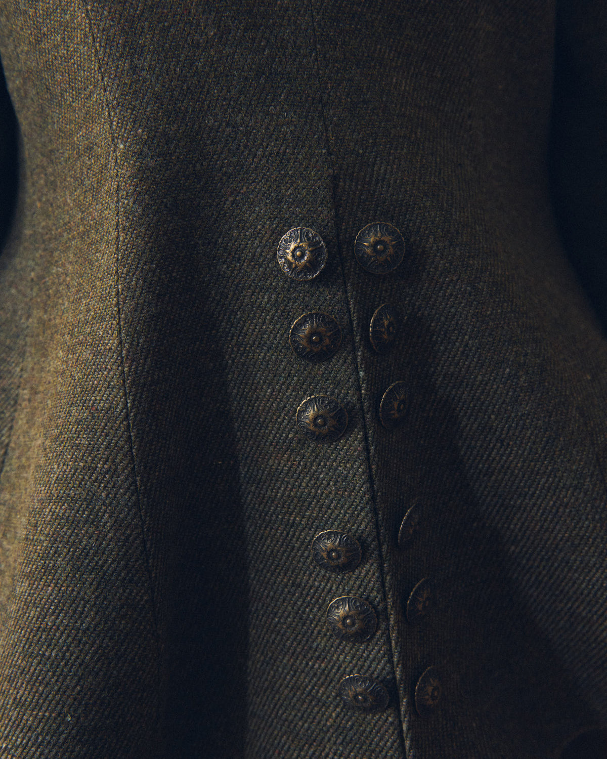 Close-up detail of the back buttons on the Baltea Tweed jacket in brown wool by T.ba