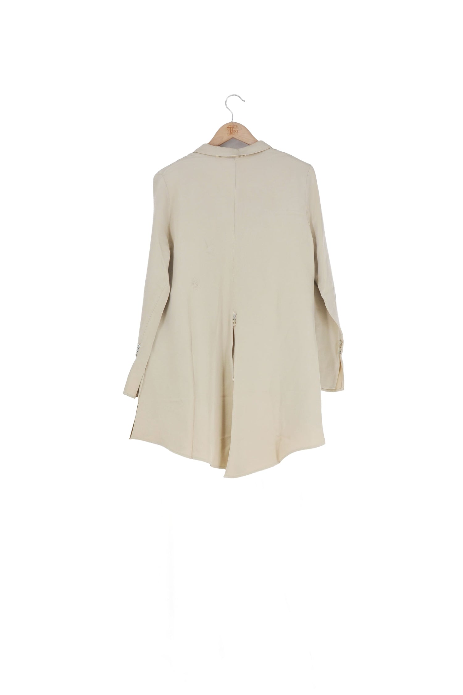 Back view of the Charlotte shirt in beige sharkskin fabric featuring a central slit and button details for women T.ba