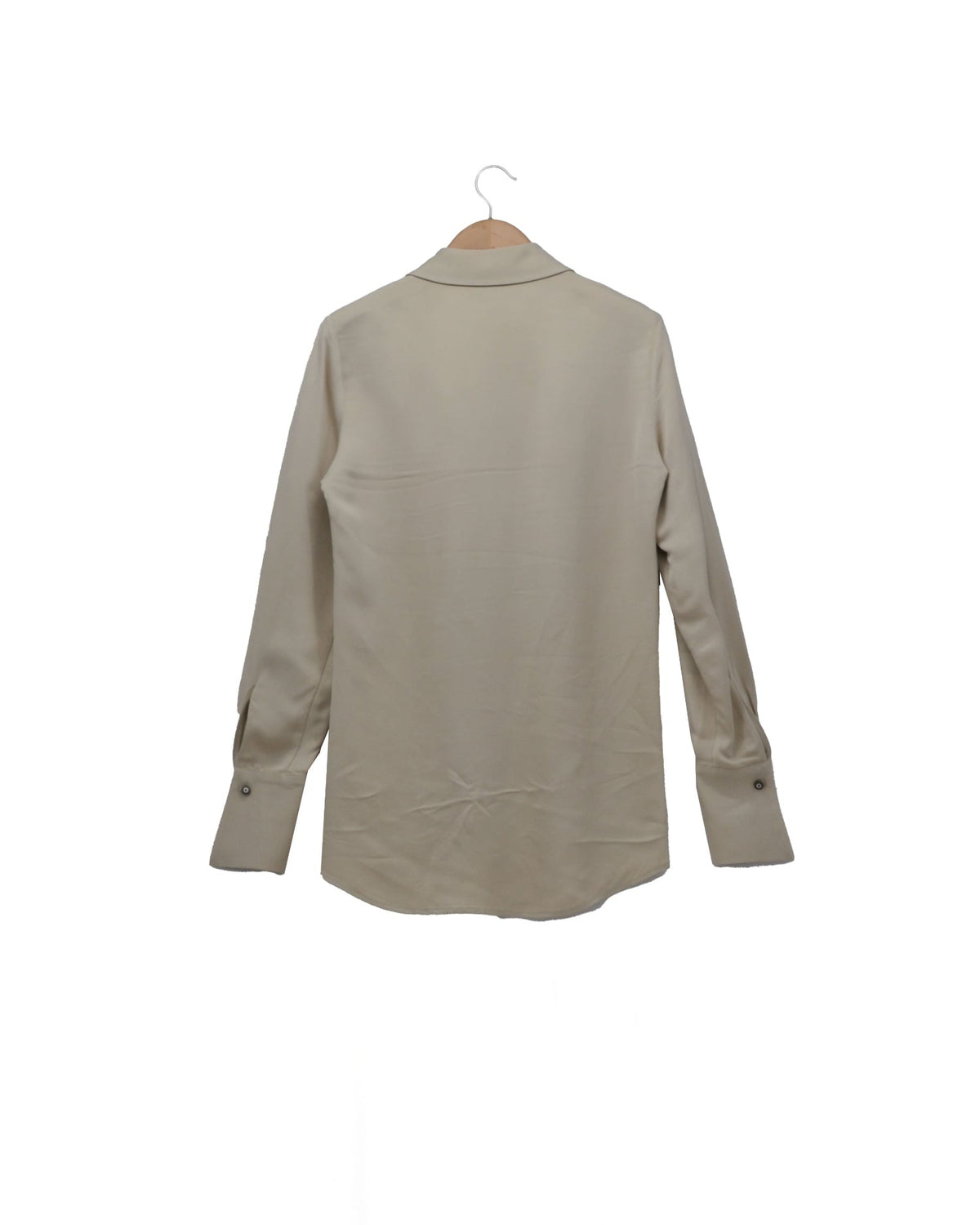 Back view of the Rania shirt in beige sharkskin fabric with wide cuffs for women T.ba