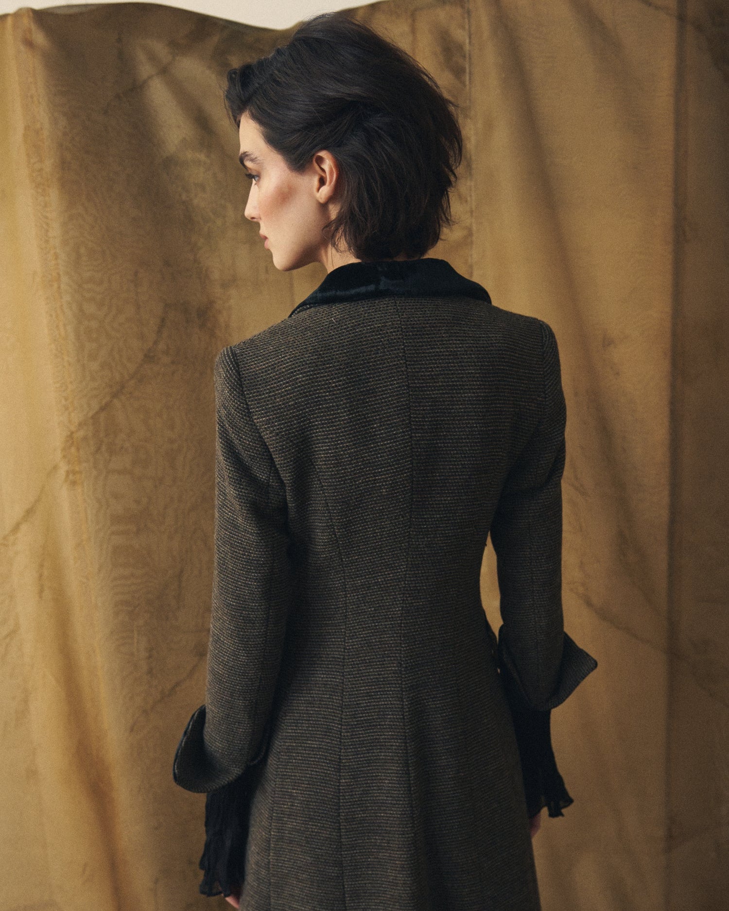 Back view of women's fitted Tweed Classic Combi long coat in grey wool with velvet collar by T.ba